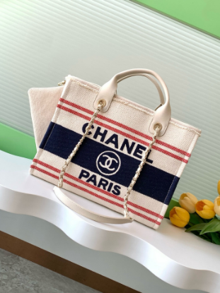 Picture of Chanel's Spring-Summer 25c Cruise Collection beach bag It's in the medium size