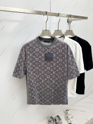 Picture of lv 25ss new summer round neck short sleeve t-shirt!