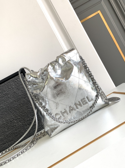 Picture of Chanel 25C. The new bags in the early spring resort collection are so charming