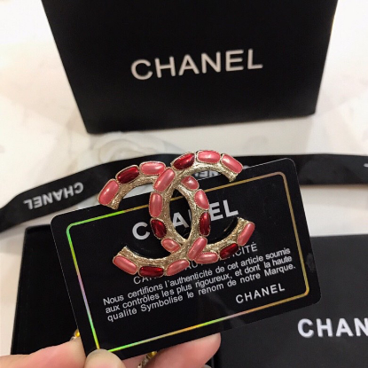 Picture of Chanel's new early spring brooches are trendy accessories