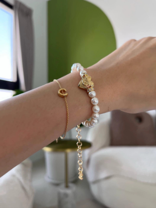 Picture of P80 Chanel's love-shaped accessory, the pearl bracelet.