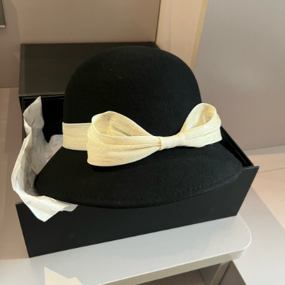 Picture of Chanel's new woolen basin hat is paired with imported haircloth accessories