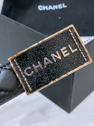 Picture of The classic double-C logo buckle of the Chanel belt is paired with an imported calf or sheep leather belt body