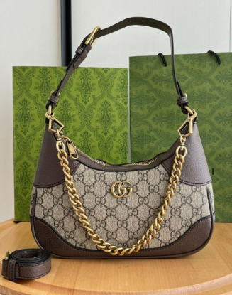 Picture of Gucci's new Hobo crescent bag is here A total of 3 shoulder straps It can be carried on one shoulder, crossbody, and under the armpit